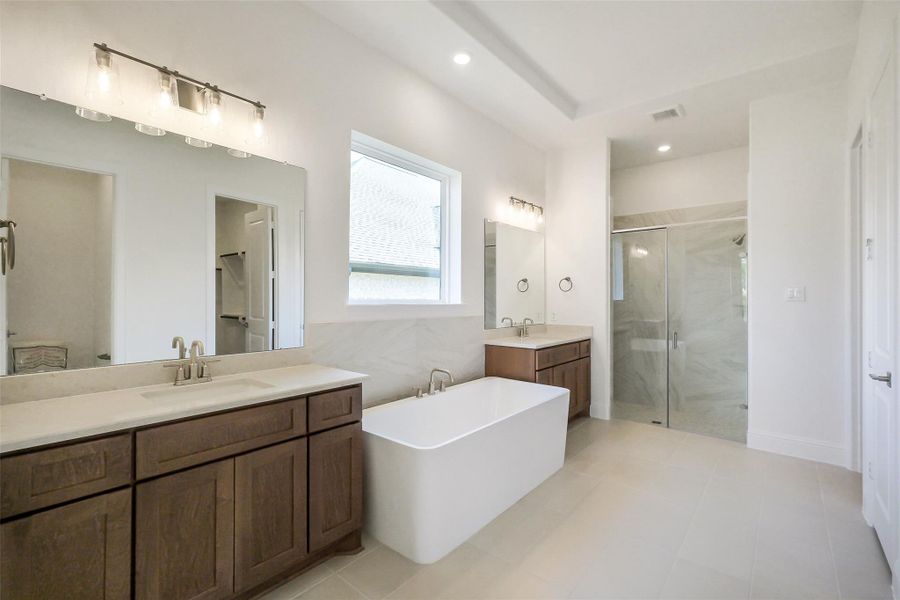 Furnished interior view inside a new home in Evergreen 70', Conroe (Image 4).