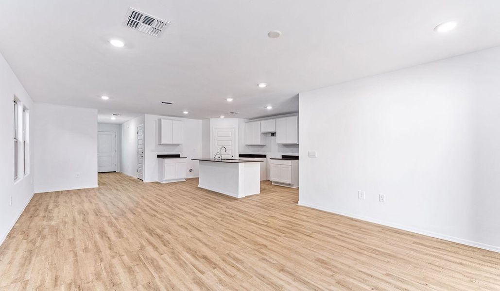 Spacious, unfurnished interior of a new home in Blackhawk, Tucson (Image 17).