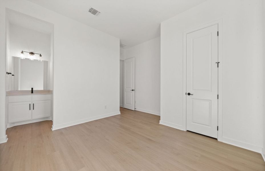 Spacious, unfurnished interior of a new home in 6 Creeks, Kyle (Image 15).