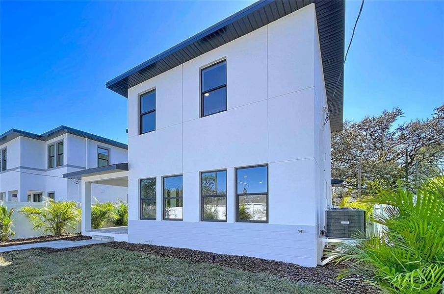 Exterior details and patio area of a home in , St. Petersburg (Image 28).