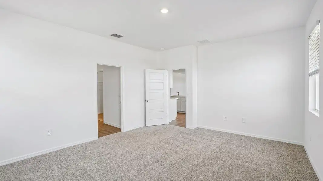 Spacious, unfurnished interior of a new home in Harmony at Lake Eloise, Winter Haven (Image 28).