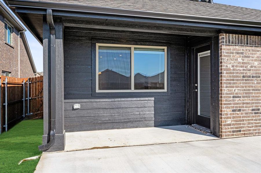 Exterior details and patio area of a home in Eagle Glen Elements, Alvarado (Image 27).