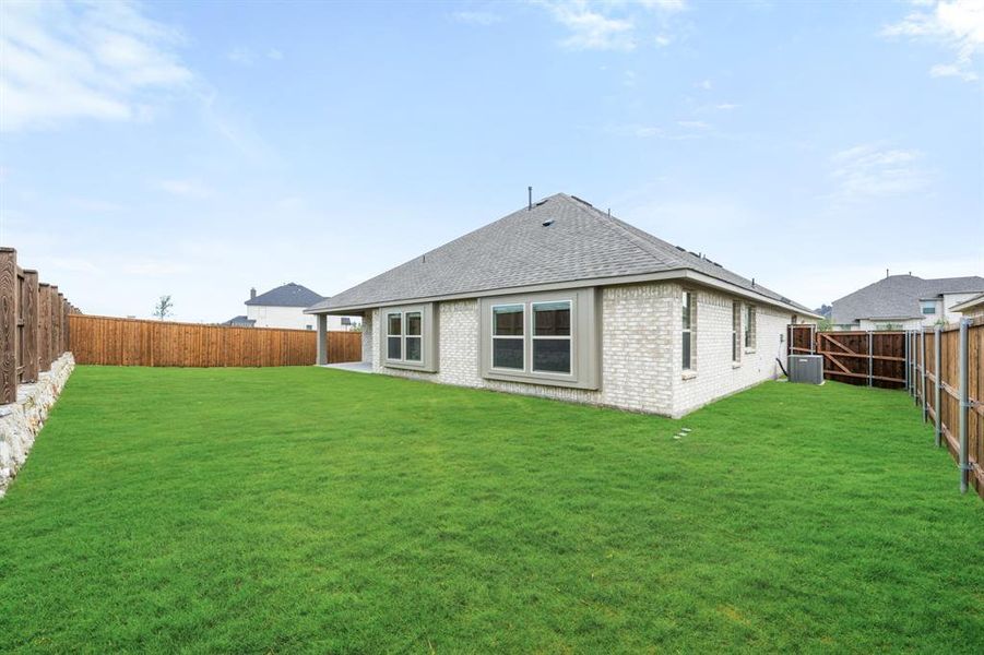 Exterior details and patio area of a home in Somerset, Venus (Image 4).