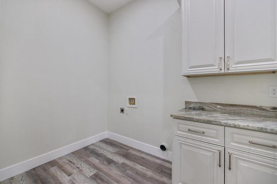 Spacious, unfurnished interior of a new home in , Sarasota (Image 14).