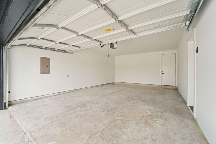 Spacious, unfurnished interior of a new home in , Houston (Image 41).