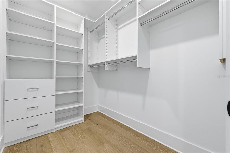 Spacious, unfurnished interior of a new home in , Tampa (Image 28).