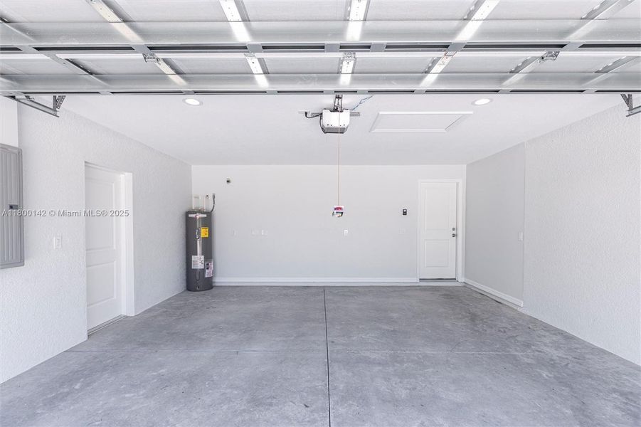 Spacious, unfurnished interior of a new home in , Lehigh Acres (Image 17).