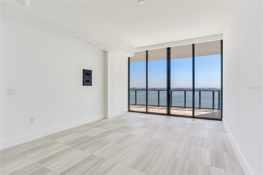 Spacious, unfurnished interior of a new home in The Ritz-Carlton Residences, Tampa (Image 17).