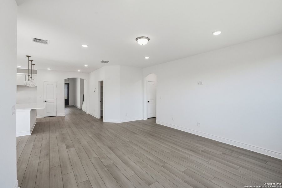 Spacious, unfurnished interior of a new home in Davis Ranch, San Antonio (Image 28).