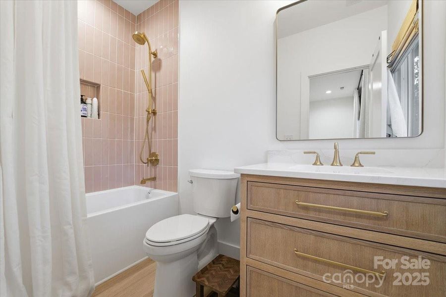 Full Ensuite Bath to bedroom #2. Full Ensuite Bath to bedroom #2.