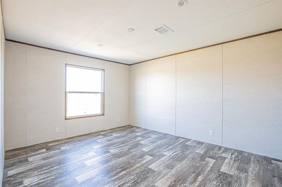 Spacious, unfurnished interior of a new home in , Bellevue (Image 24).