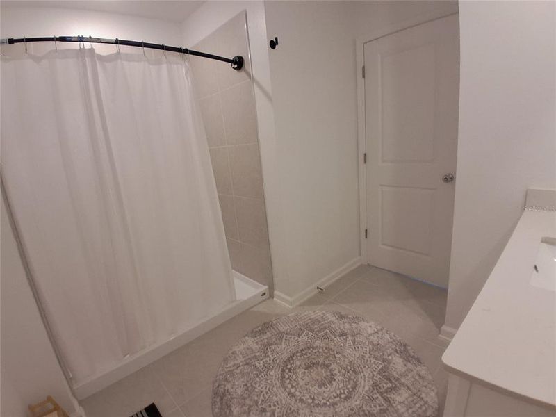 Spacious, unfurnished interior of a new home in Hunt Club Groves, Lake Wales (Image 24).