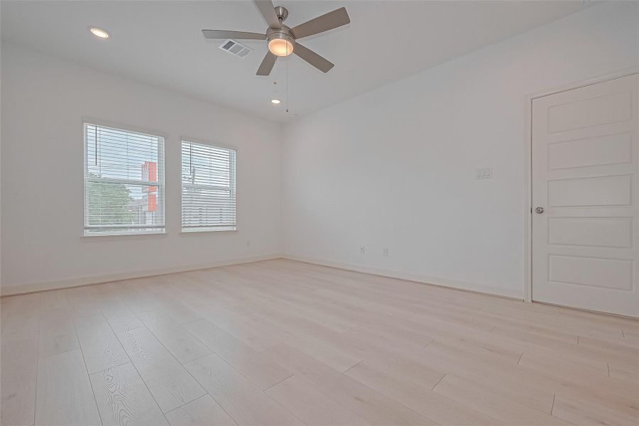 Spacious, unfurnished interior of a new home in Regents Court, Houston (Image 23).