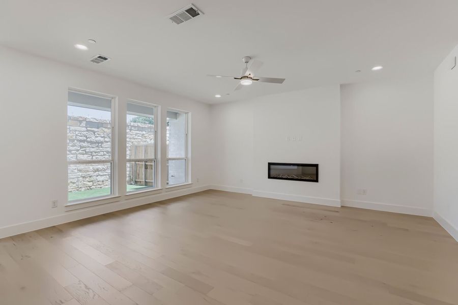 3133 Sir Judge - Living Area