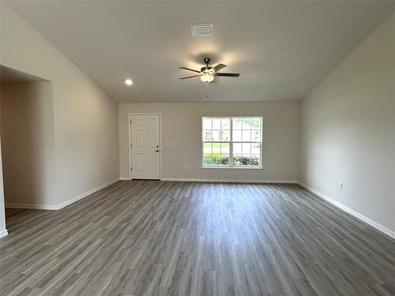 Spacious, unfurnished interior of a new home in , Citrus Springs (Image 9).
