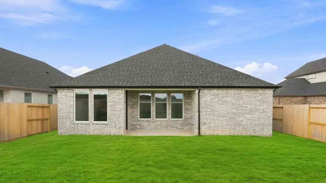 Representative exterior details of a home built from the Fannin by D.R. Horton in Lago Mar 60' Homesites, Texas City (Image 3).