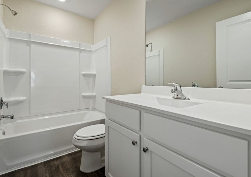 Secondary bathroom with a shower/tub combination