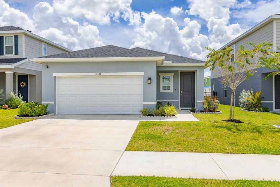 Exterior details and patio area of a home in , Port St. Lucie (Image 23).