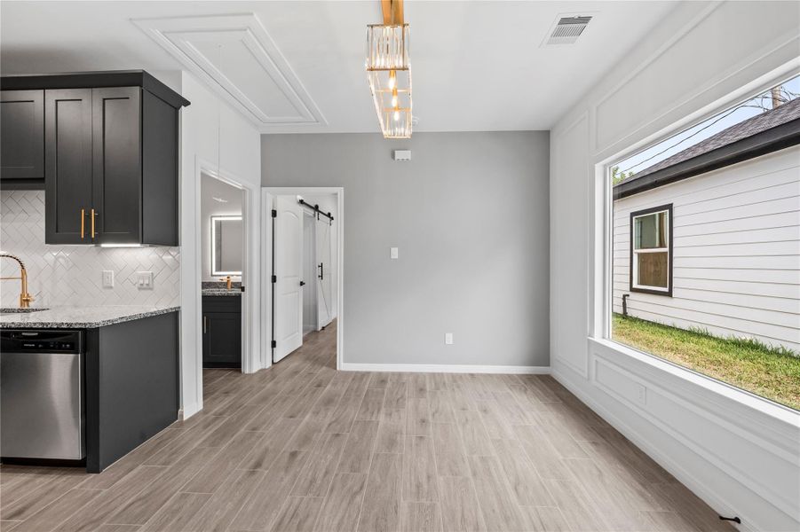 Dining with Beautiful Chandeliers Dining with Beautiful Chandeliers