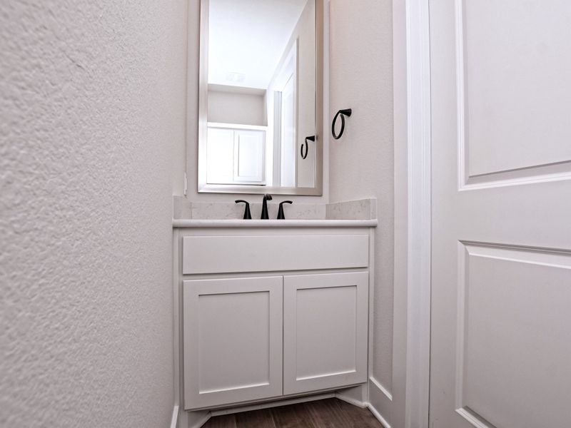 Representative interior finishes for a home built from the Emerald II by Giddens Homes in Riverstone, Georgetown (Image 15).