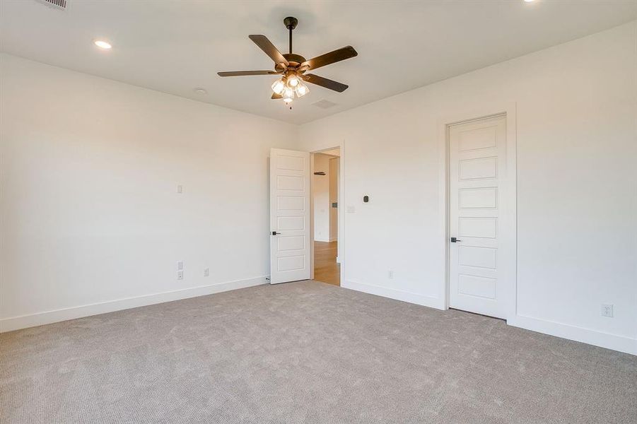Spacious, unfurnished interior of a new home in Waterfall Ranch, Waxahachie (Image 30).