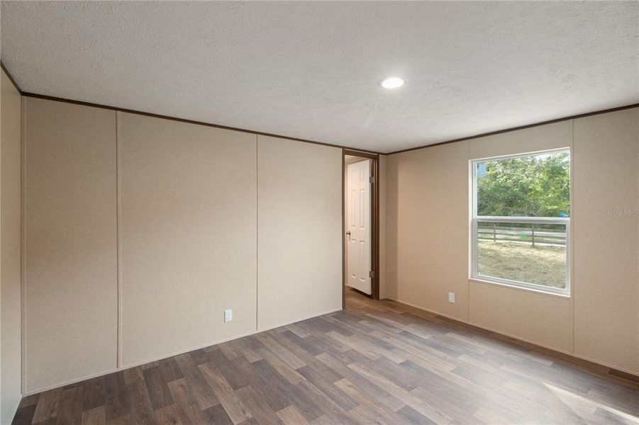 Spacious, unfurnished interior of a new home in , Hudson (Image 9).