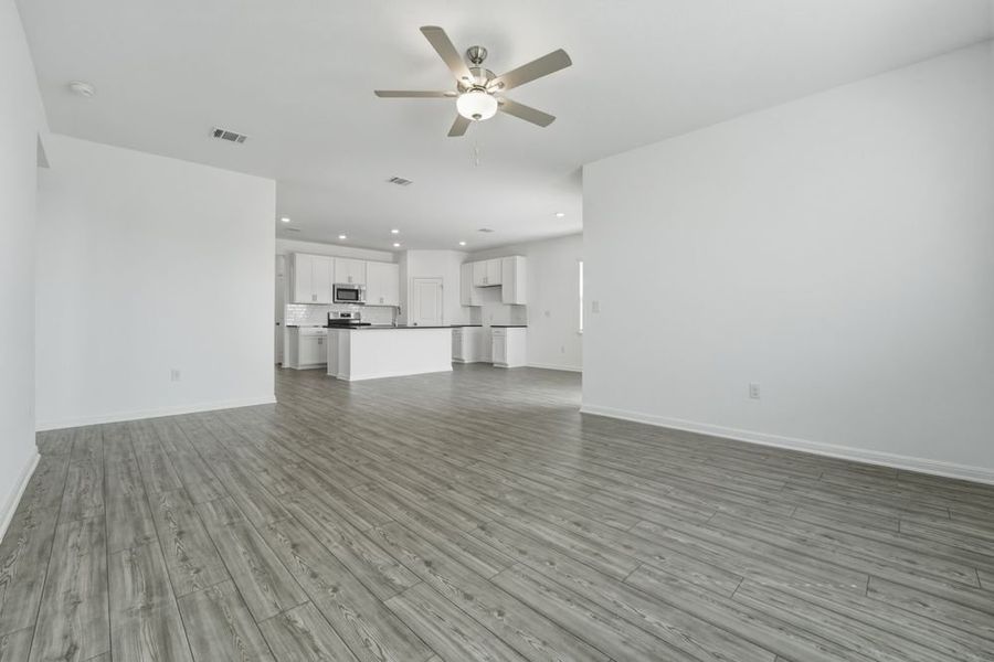 Spacious, unfurnished interior of a new home in Longview, Del Valle (Image 10).