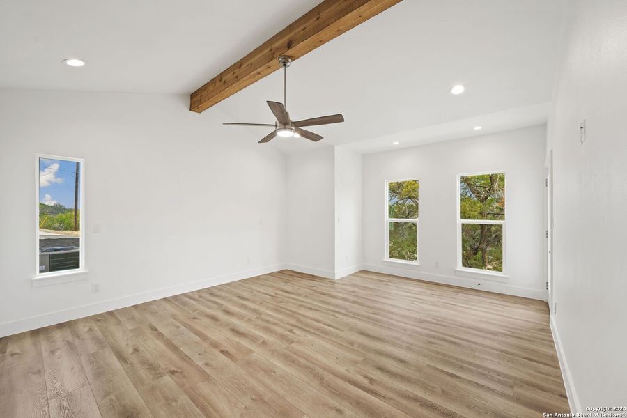 Spacious, unfurnished interior of a new home in , Canyon Lake (Image 16).