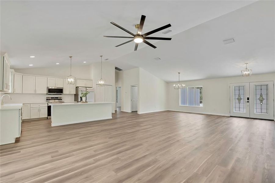 Spacious, unfurnished interior of a new home in , Crystal River (Image 21).