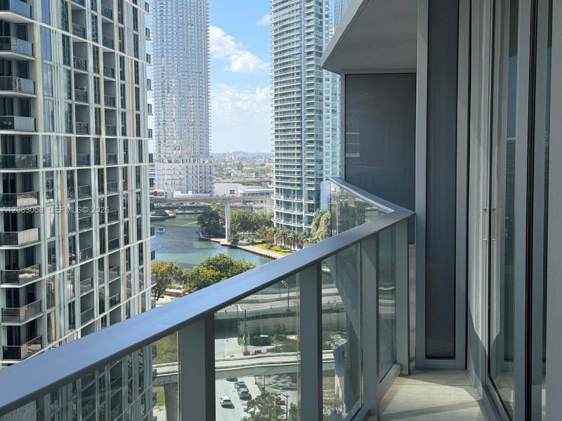 Condo located in Miami, FL showcasing its design and architecture (Image 24).