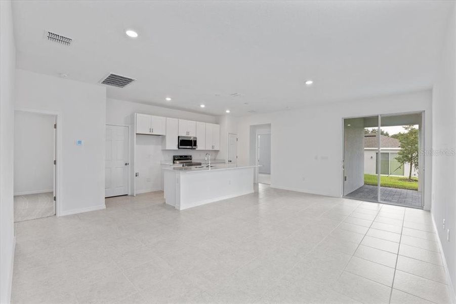 Spacious, unfurnished interior of a new home in Mirror Lake Village, Fruitland Park (Image 9).