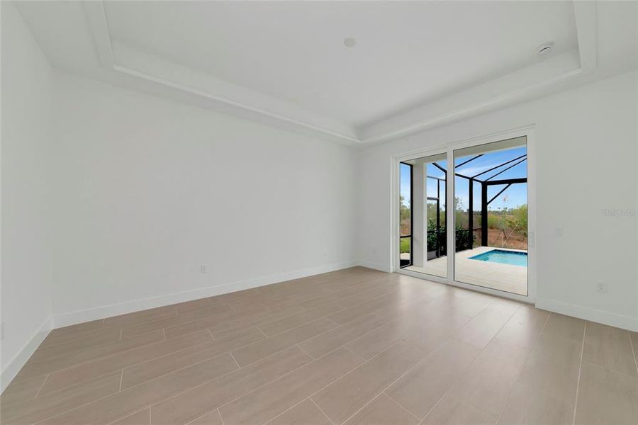 Spacious, unfurnished interior of a new home in , Sarasota (Image 43).