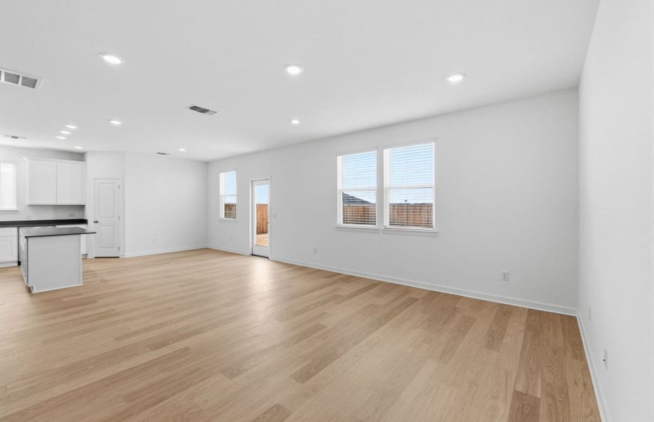 Spacious, unfurnished interior of a new home in Vantage, San Marcos (Image 31).