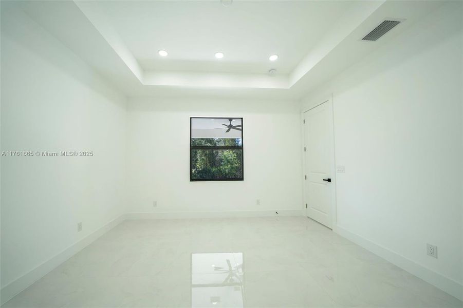 Spacious, unfurnished interior of a new home in , Lehigh Acres (Image 17).