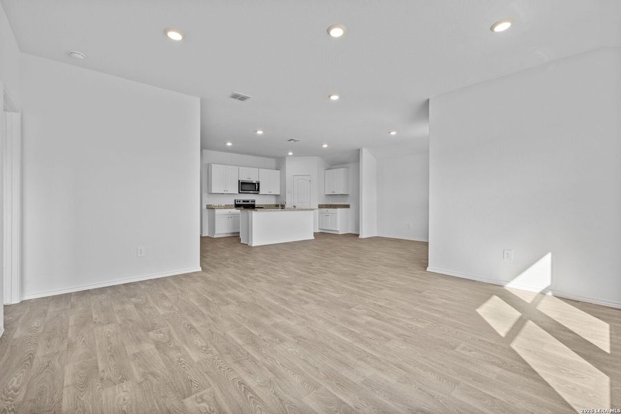 Spacious, unfurnished interior of a new home in Arroyo Ranch, Seguin (Image 14).