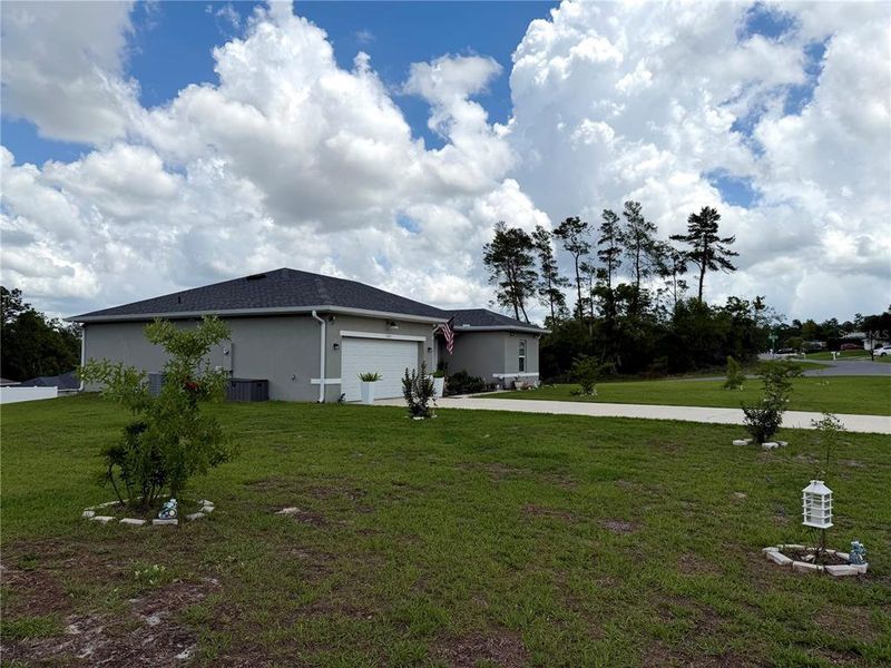 Exterior details and patio area of a home in , Ocala (Image 19).