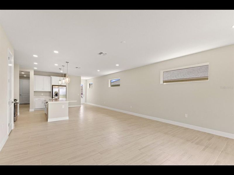 Spacious, unfurnished interior of a new home in , Sarasota (Image 18).