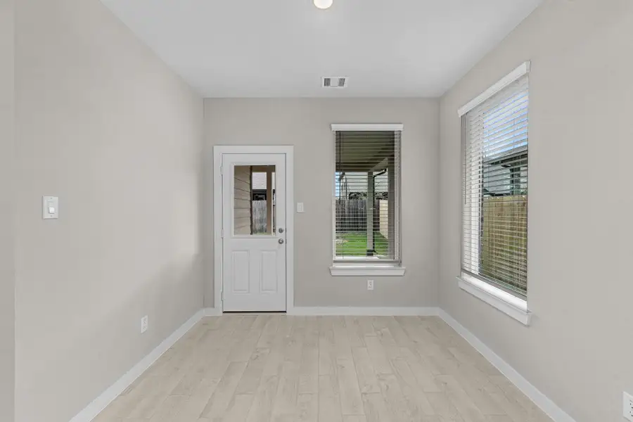 Spacious, unfurnished interior of a new home in Barton Creek Ranch, Conroe (Image 17).