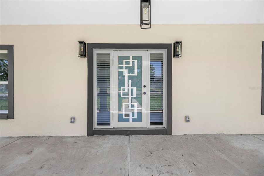 Exterior details and patio area of a home in , St. Petersburg (Image 22).