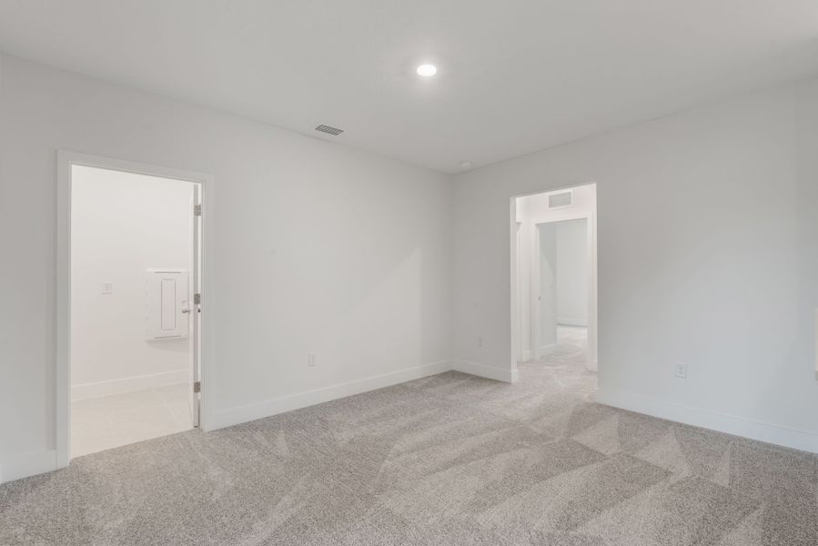 Spacious, unfurnished interior of a new home in Magnolia Reserve, Ocoee (Image 8).