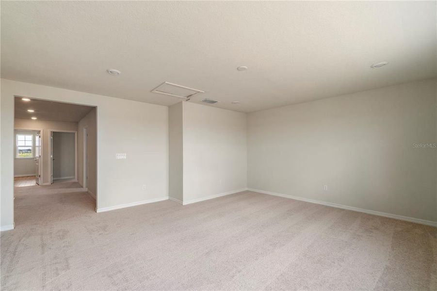 Spacious, unfurnished interior of a new home in , Orlando (Image 21).