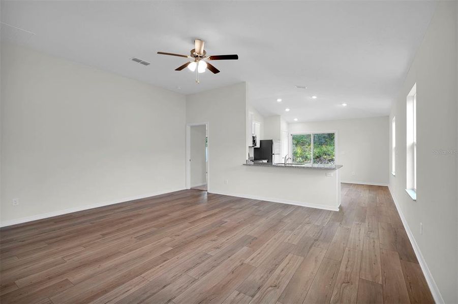 Spacious, unfurnished interior of a new home in Marion Oaks, Ocala (Image 14).