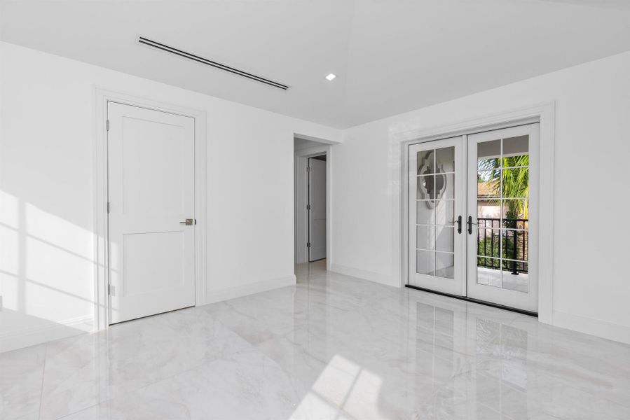 Spacious, unfurnished interior of a new home in , Palm Beach (Image 19).