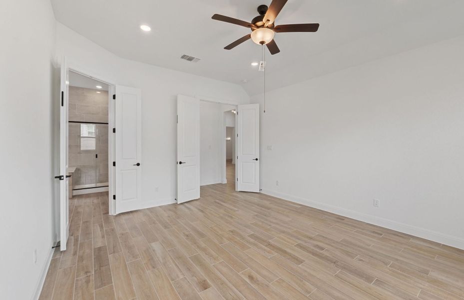 Spacious, unfurnished interior of a new home in Bluffview Reserve, Leander (Image 19).