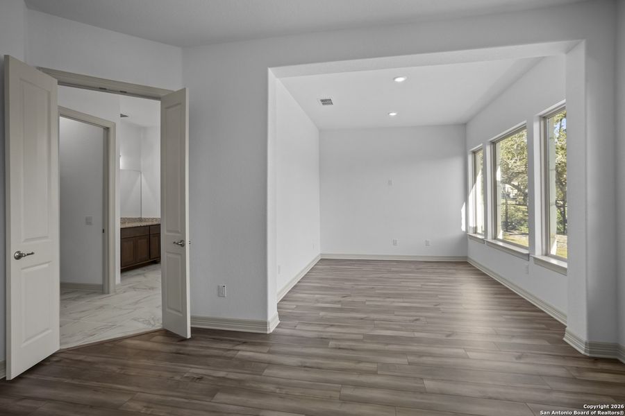 Spacious, unfurnished interior of a new home in Highland Estates, San Antonio (Image 32).