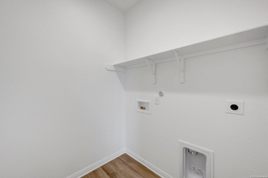 Spacious, unfurnished interior of a new home in Mesquite Ridge, San Antonio (Image 25).