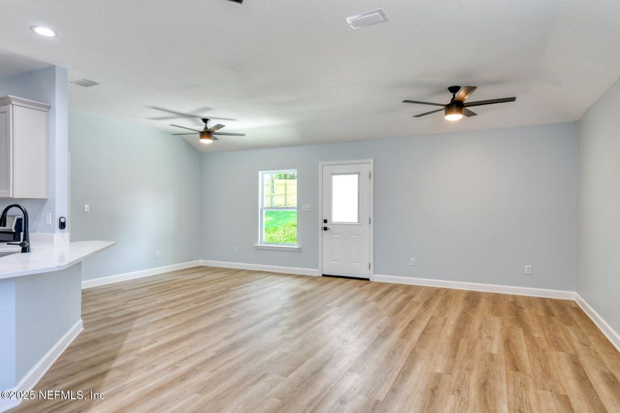 Spacious, unfurnished interior of a new home in , Palatka (Image 14).