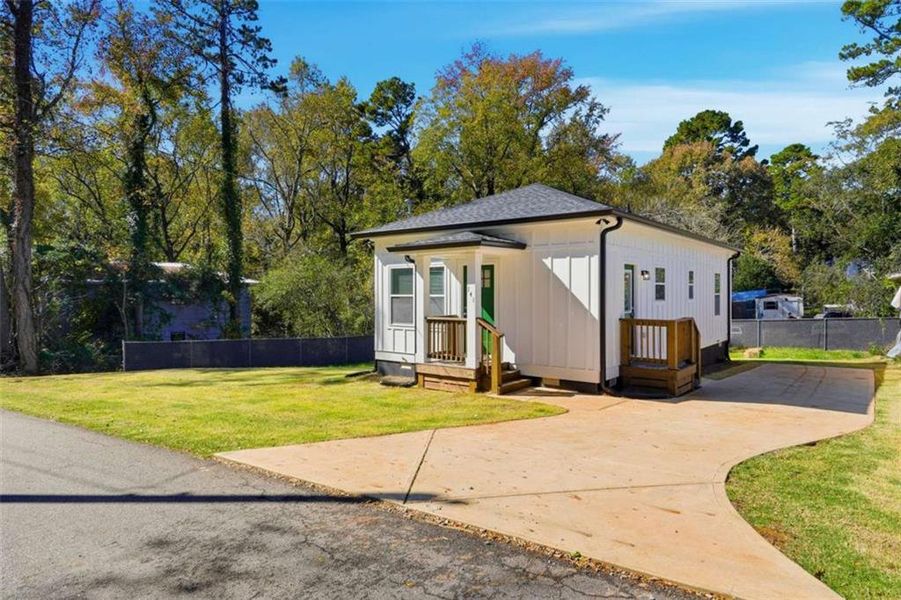 Exterior details and patio area of a home in , Athens (Image 16).
