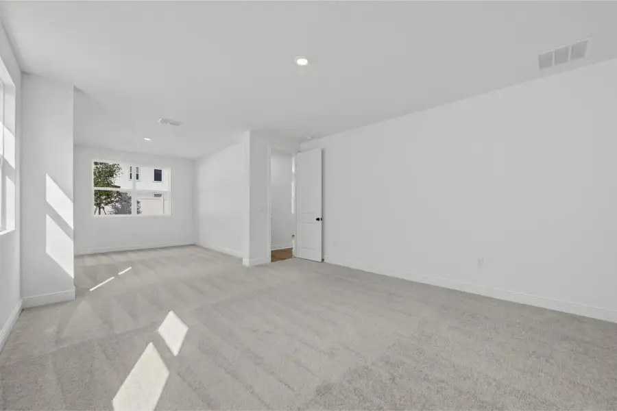 Spacious, unfurnished interior of a new home in Trailside, Mount Dora (Image 21).