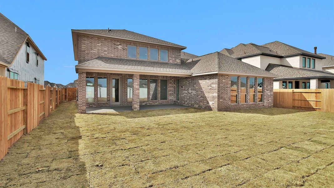 Exterior details and patio area of a home in Valencia, Manvel (Image 3).